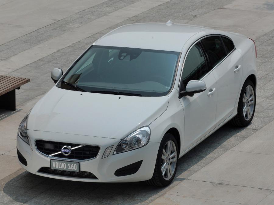  Volvo S60 D3 2010 года  (фото 3 из 17)